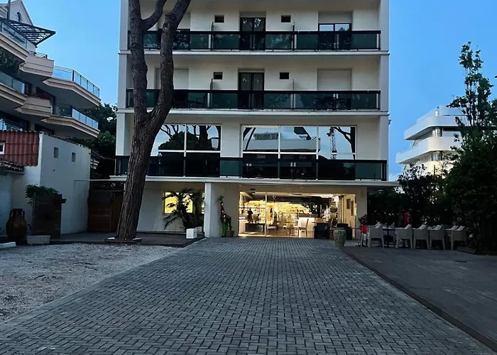 Carlton Отель 3*