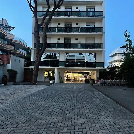 Carlton Hotel 3*